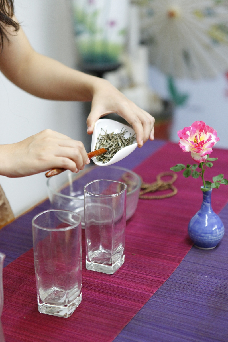 松针茶泡出来什么颜色：一篇完整解读