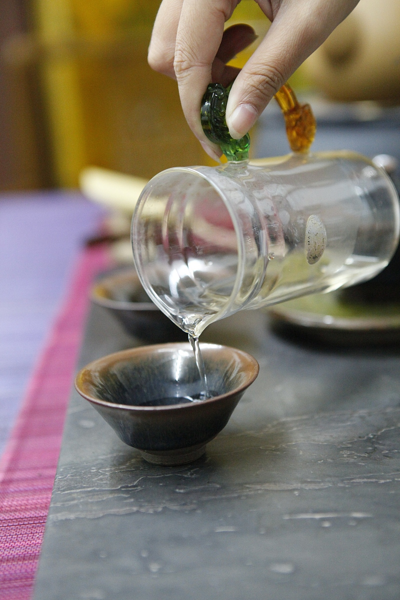 盖碗茶倒茶手法：中国茶道必备的重要技巧
