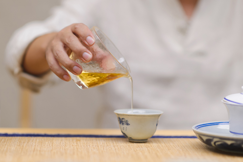 白酒和茶一起喝有什么后果吗：真相揭秘