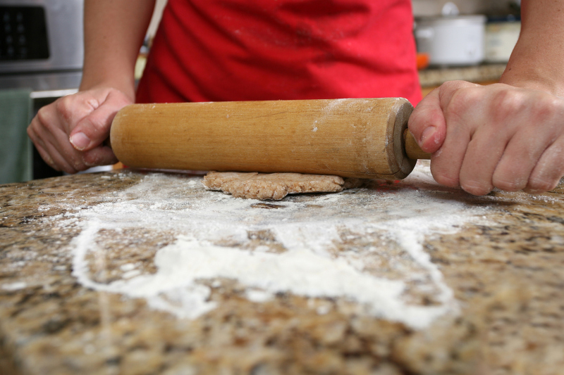 如何将茶麸饼弄碎以便食用？