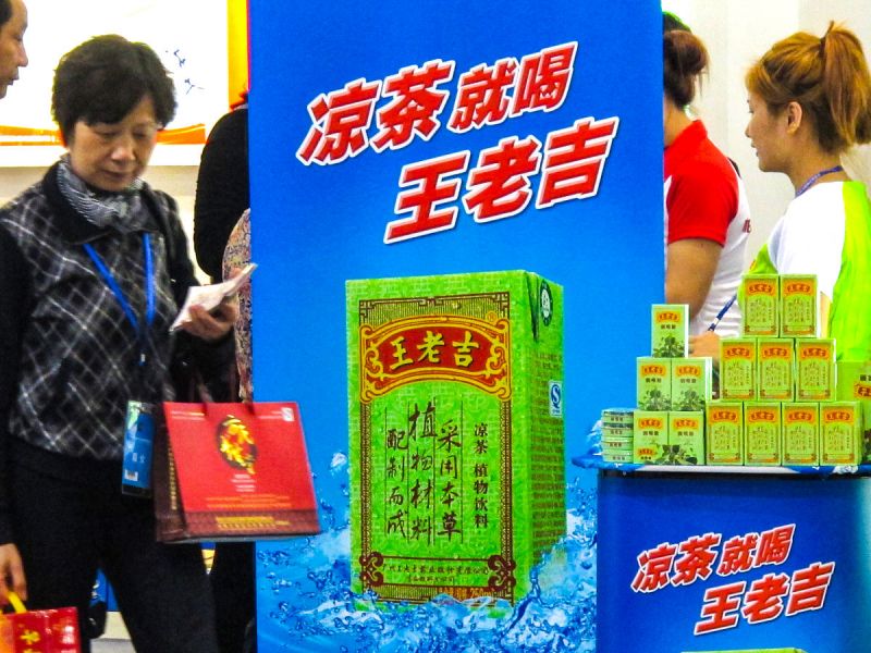 老翁凉草茶广告：经典广告引领老草新风潮
