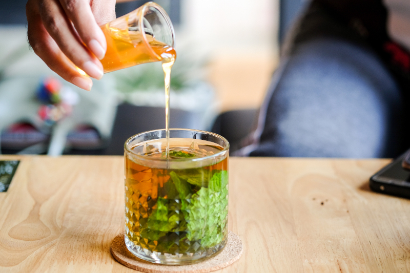 感冒发烧吃药可以喝茶叶吗：药物与茶叶的混合可以带来哪些影响？