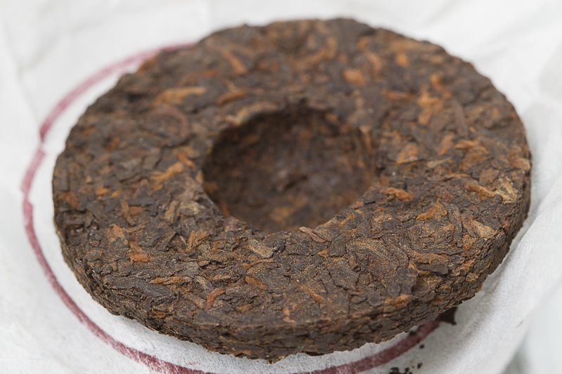 2006年的普洱茶饼值多少钱：如何判断一块普洱茶饼的价值？
