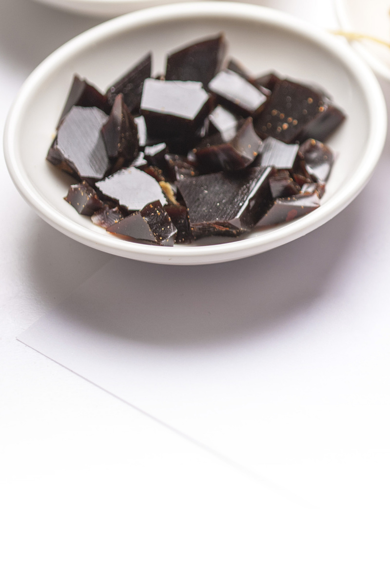 桑葚干和茶叶：一杯茶中的健康味道