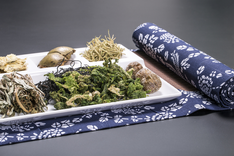 老翁凉草茶医院篇：治愈疾病、促进健康的草药茶