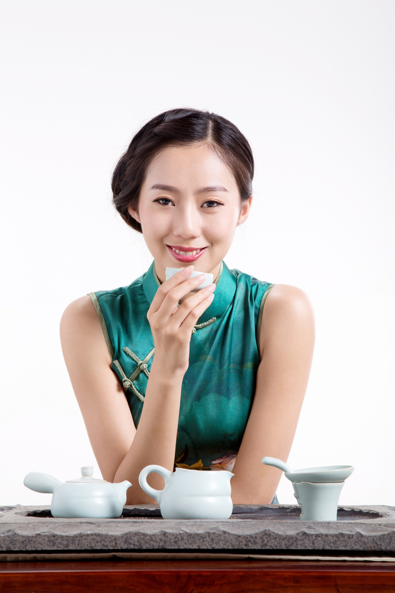 美女和茶的诗：茶香中的女神