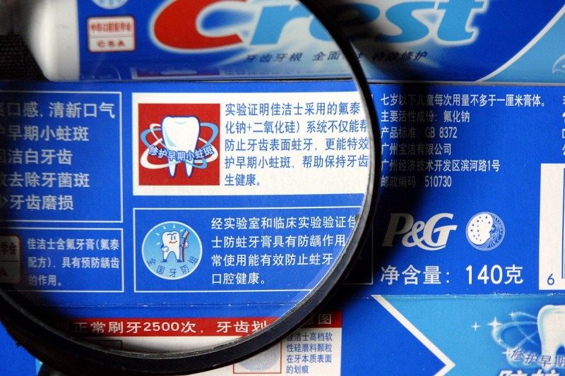 如何轻松去除紫砂杯上的茶渍？