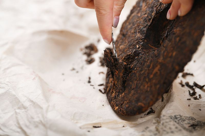 如何撬开普洱茶饼：一步步教你正确破茧成蝶
