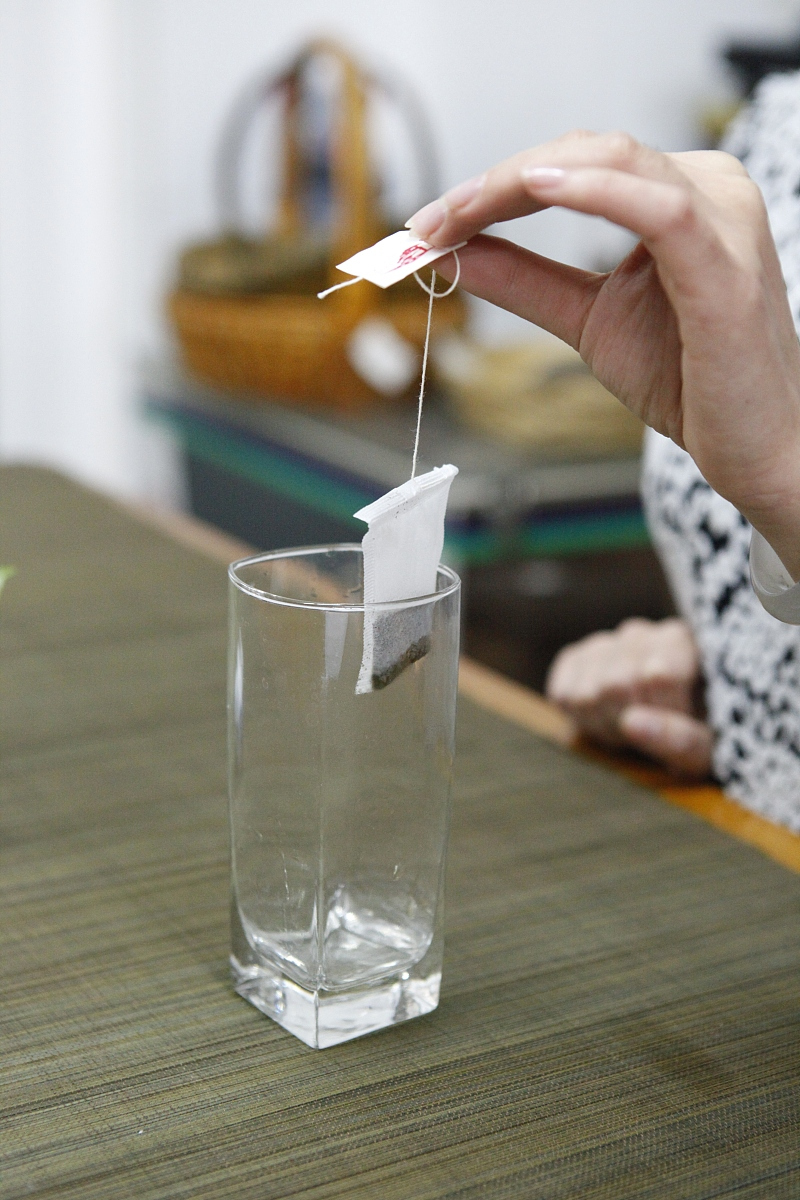 如何使用酒精泡茶叶当香水？